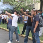 "Estudiantes lanzando mortero hacia edificios del parlamento"