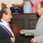 "Ing Rene Nuñez coloca condecoracion a Wang Jin Pyng"