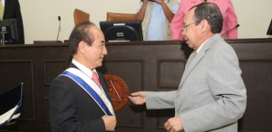"Ing Rene Nuñez coloca condecoracion a Wang Jin Pyng"