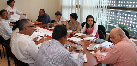 "Comision de Asuntos Laborales en reunion"