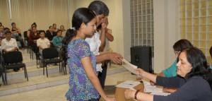 "Diputada Alba Palacios entregando cheques a becarios"