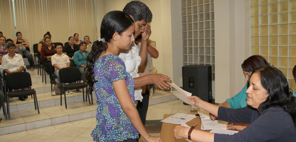 "Diputada Alba Palacios entregando cheques a becarios"