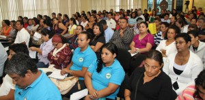 "Sindicalistas y representantes de sector empresarial en foro"
