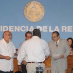"Presidente AN y Vicepresidente de la Republica entregan reconocimiento a 1er lugar"