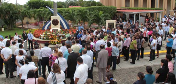 "Colocación de ofrenda floral en Monumento a Carlos Nuñez Tellez"