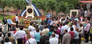 "Ofrenda en monumento a Carlos Nuñez Tellez"