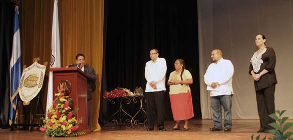 "Presidente AN durante entrega de reconocimiento en Leon"