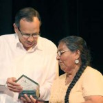 "Presidente AN recibiendo reconocimiento de manos de la Alcaldesa de Leon"