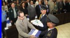 Ing Rene Nuñez entrega simbolos patrios
