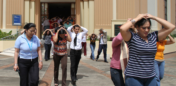 Trabajadores en simulacro de evacuacion "Trabajadores en simulacro de evacuacion"