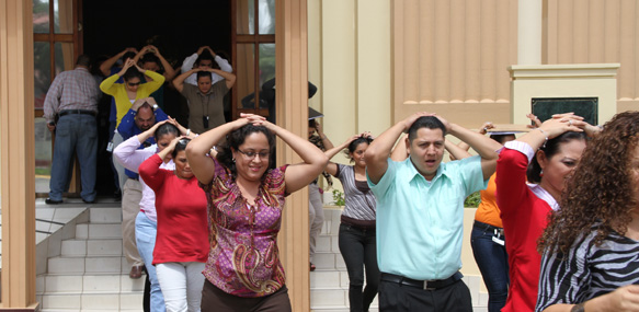 "Trabajadores en simulacro"