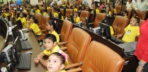 "Niños y niñas en sesion especial"