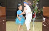 "Niño y niña bailando Palo de Mayo"
