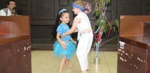 "Niño y niña bailando Palo de Mayo"