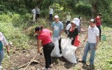 "Trabajadores del parlamento nicaragüense recogiendo desechos sólidos"