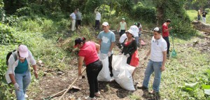 "Trabajadores del parlamento nicaragüense recogiendo desechos sólidos"