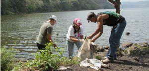 "Trabajadores limpiando orilla de Laguna de Masaya"