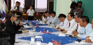 "Parlamentarios reunidos con delegacion del Partido Comunista de Vietnam"