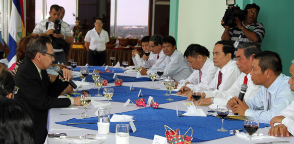 "Parlamentarios reunidos con delegacion del Partido Comunista de Vietnam"