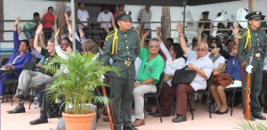 "Parlamentarios aprobando la Declaracion"