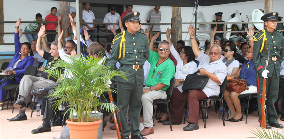 "Parlamentarios aprobando la Declaracion"