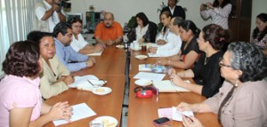 "Comision de Asuntos de la Mujer firmando dictamen"