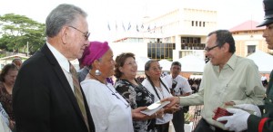 "Ing.Rene Nuñez entrega libro a Junta Directiva"