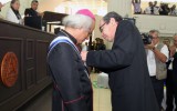 "Ing.Rene Nuñez colocando Orden Jose Dolores Estrada a Mns.Leopoldo Brenes"