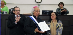 "De Izq. a Der. Ing.Rene Nuñez, Mns.Leopordo Brenes y dip.Alba Palacios"