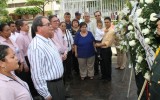Ofenda floral en monumento de Carlos Nuñez Tellez