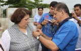 "Jorge Katin colocando medalla de Gratitud a dip. Iris Montenegro, 1era Vicepdta. Asamblea Nacional"
