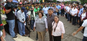"Junta Directiva colocando ofrenda floral"