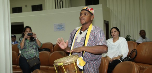 "Garifuna tocando tambor durante aprobacion de ley"