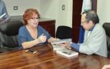 "Rosa Villacastin e ing. Rene Nuñez intercambian libros"