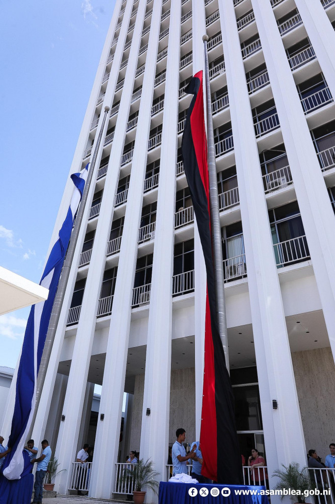 Izamos la Bandera Rojinegra con la que el General Sandino defendió ...