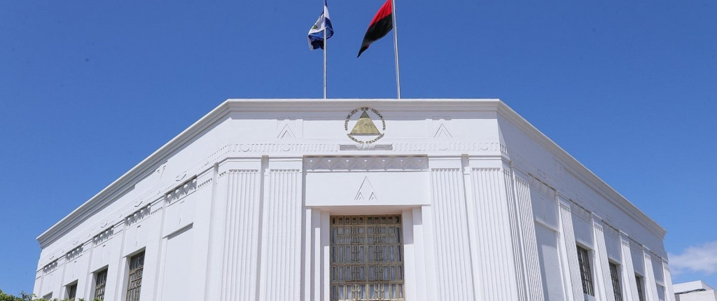Izamos la Bandera Rojinegra con la que el General Sandino defendió ...