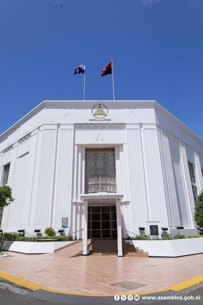 Izamos la Bandera Rojinegra con la que el General Sandino defendió ...