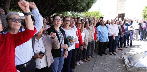Izamos la Bandera Rojinegra con la que el General Sandino defendió ...